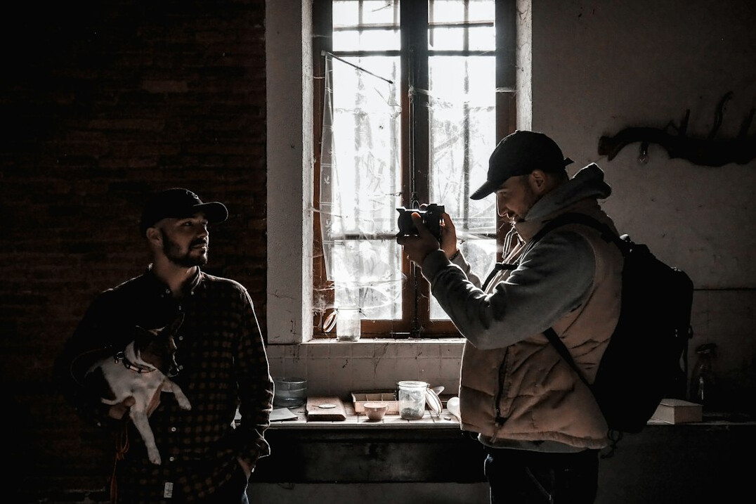 detective discussing with manager